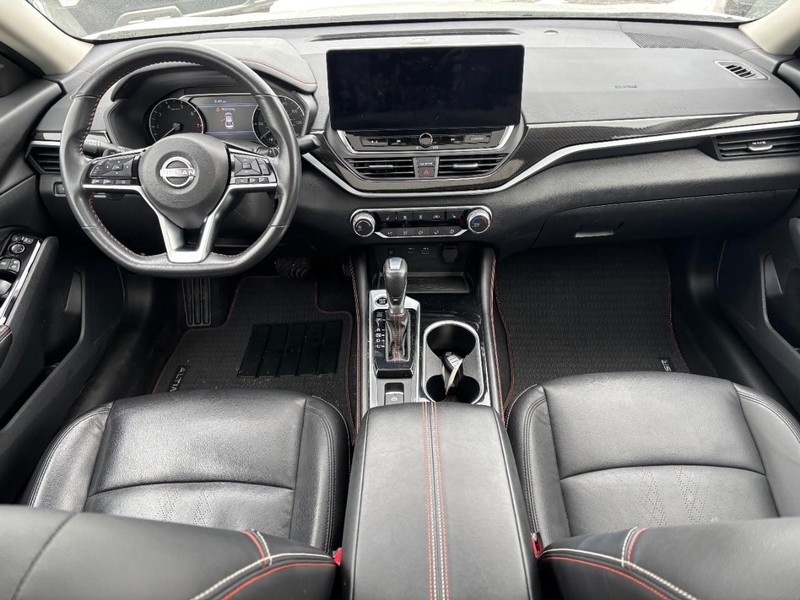 Nissan Altima Vehicle Full-screen Gallery Image 13