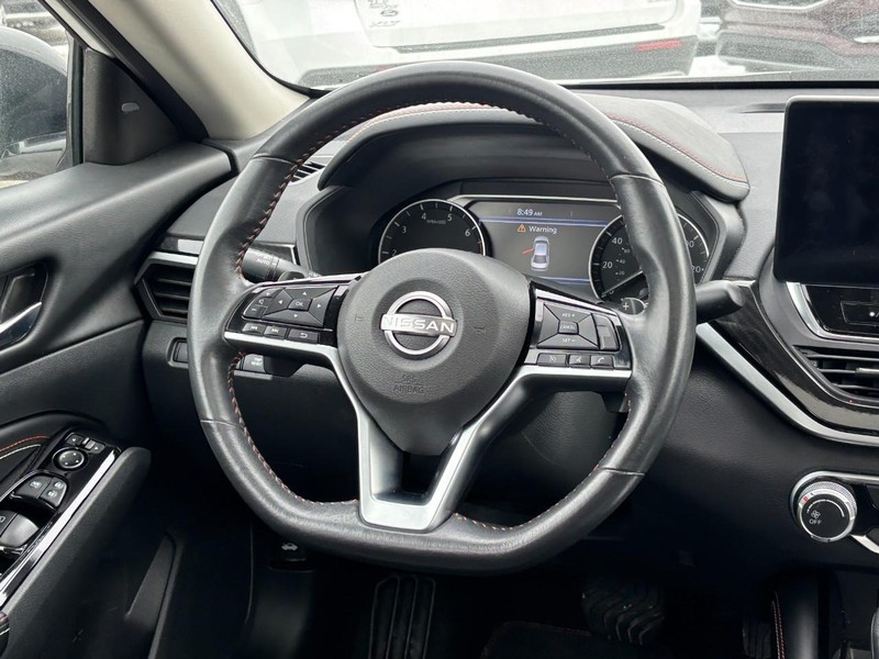 Nissan Altima Vehicle Full-screen Gallery Image 14