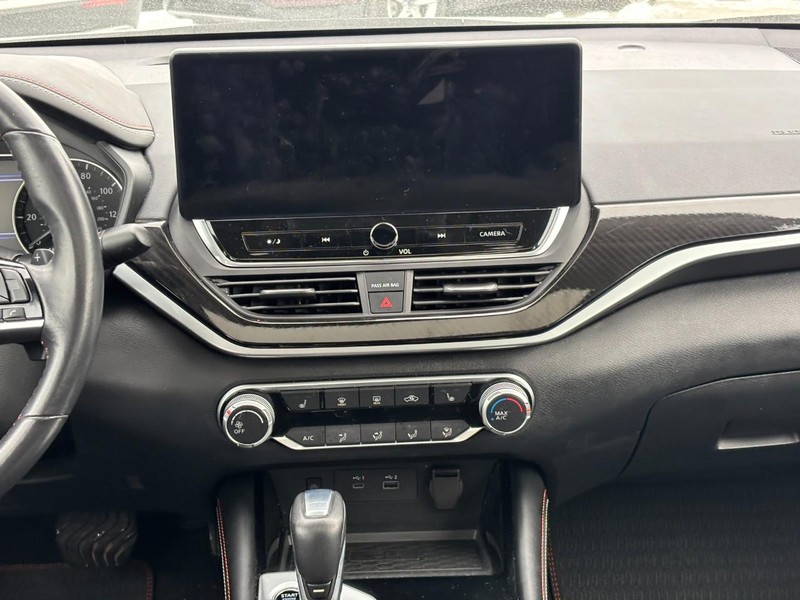 Nissan Altima Vehicle Full-screen Gallery Image 15