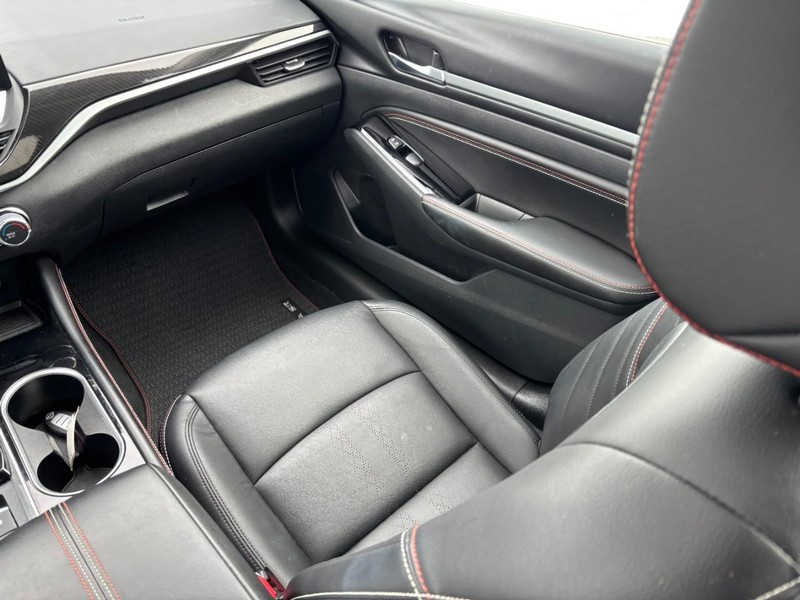 Nissan Altima Vehicle Full-screen Gallery Image 16