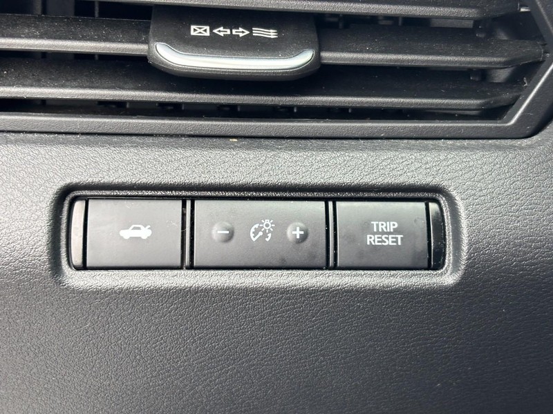 Nissan Altima Vehicle Full-screen Gallery Image 19