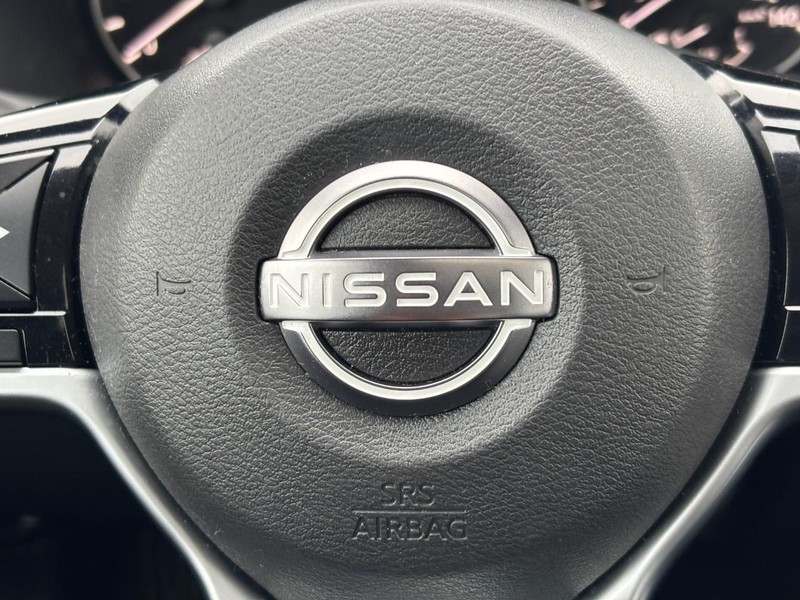Nissan Altima Vehicle Full-screen Gallery Image 21