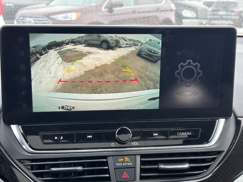 Nissan Altima Vehicle Full-screen Gallery Image 25