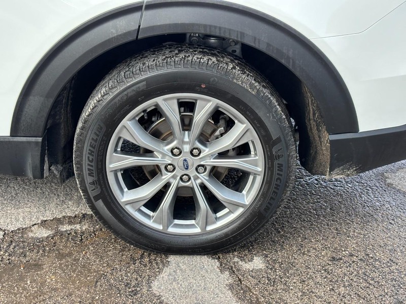 Ford Explorer Vehicle Full-screen Gallery Image 11