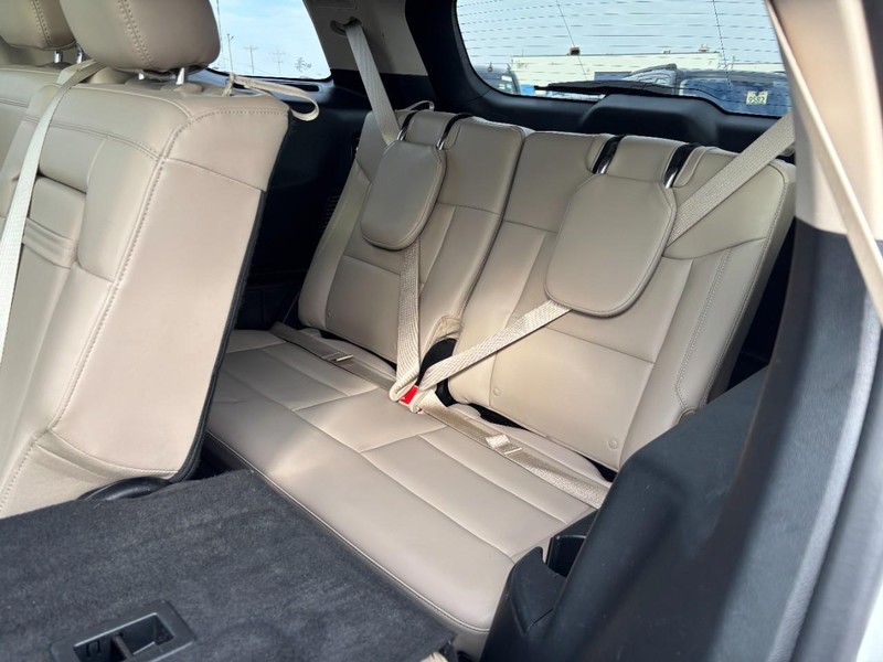 Ford Explorer Vehicle Full-screen Gallery Image 12