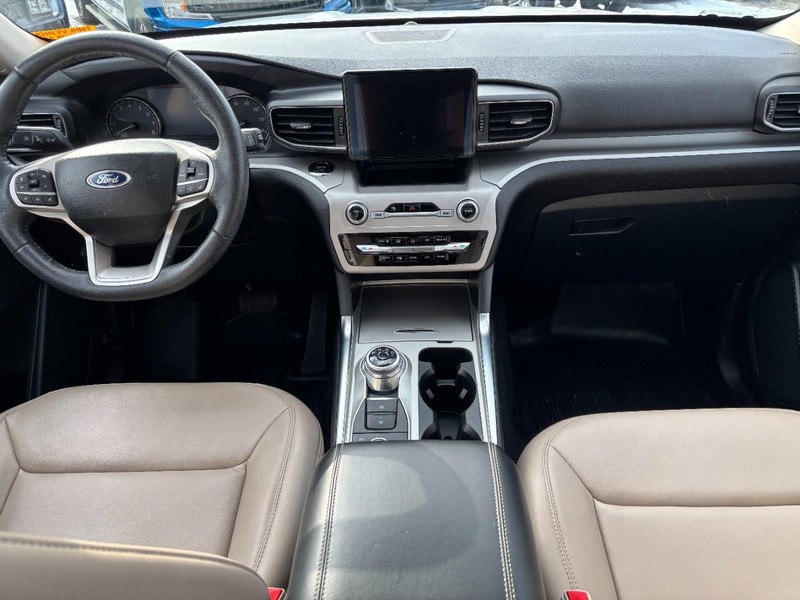 Ford Explorer Vehicle Full-screen Gallery Image 15