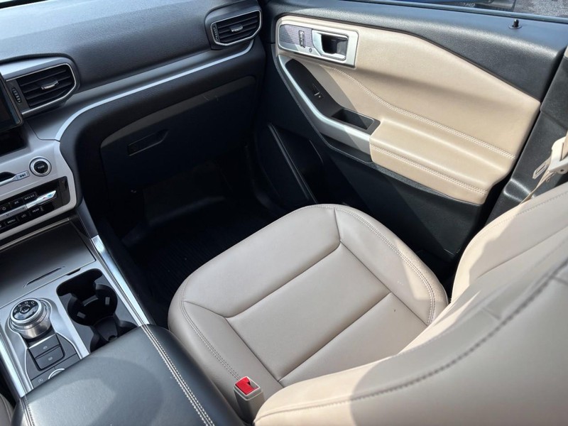 Ford Explorer Vehicle Full-screen Gallery Image 16