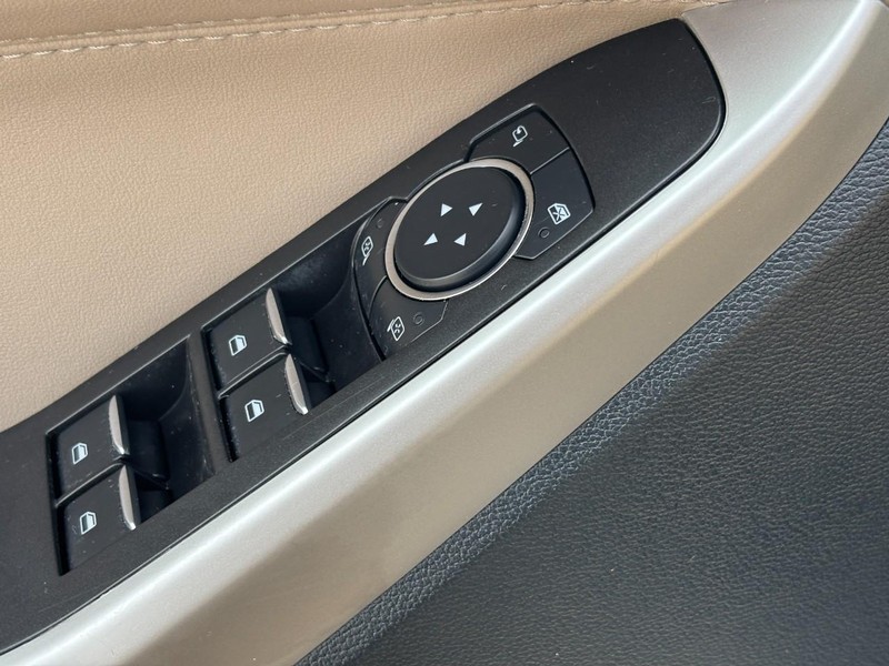 Ford Explorer Vehicle Full-screen Gallery Image 18