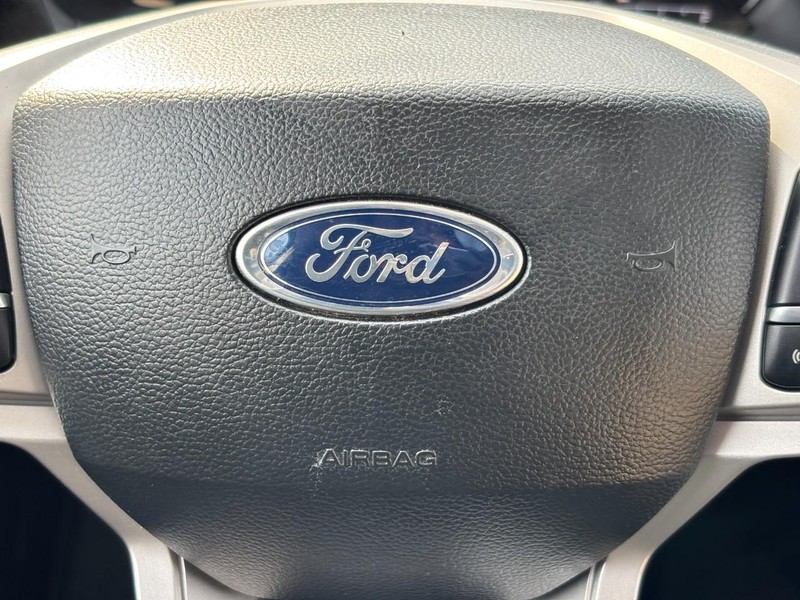 Ford Explorer Vehicle Full-screen Gallery Image 21