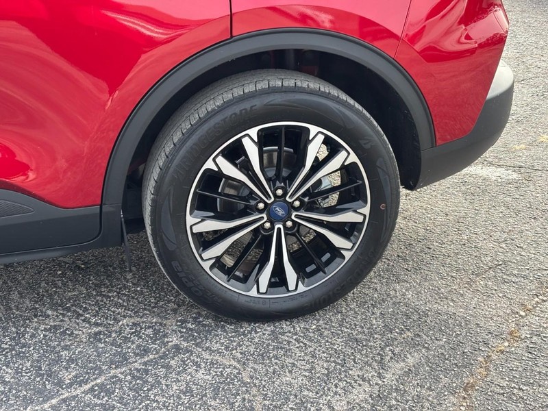 Ford Escape Vehicle Full-screen Gallery Image 11