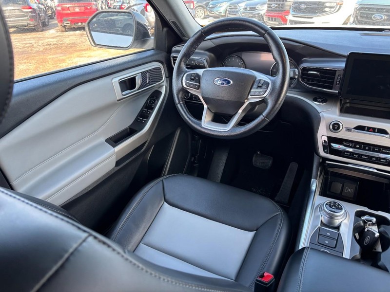 Ford Explorer Vehicle Full-screen Gallery Image 14