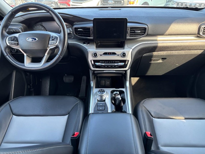 Ford Explorer Vehicle Full-screen Gallery Image 15