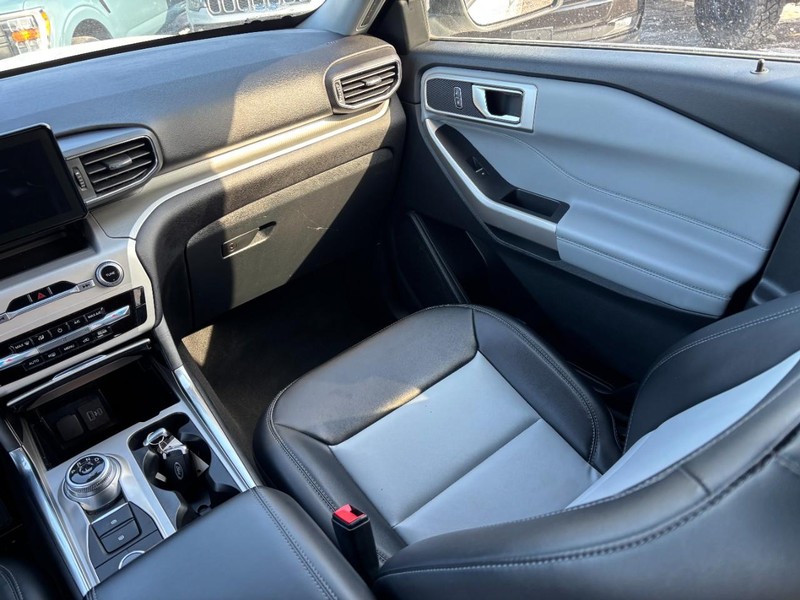 Ford Explorer Vehicle Full-screen Gallery Image 16