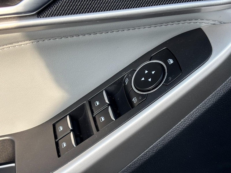 Ford Explorer Vehicle Full-screen Gallery Image 18