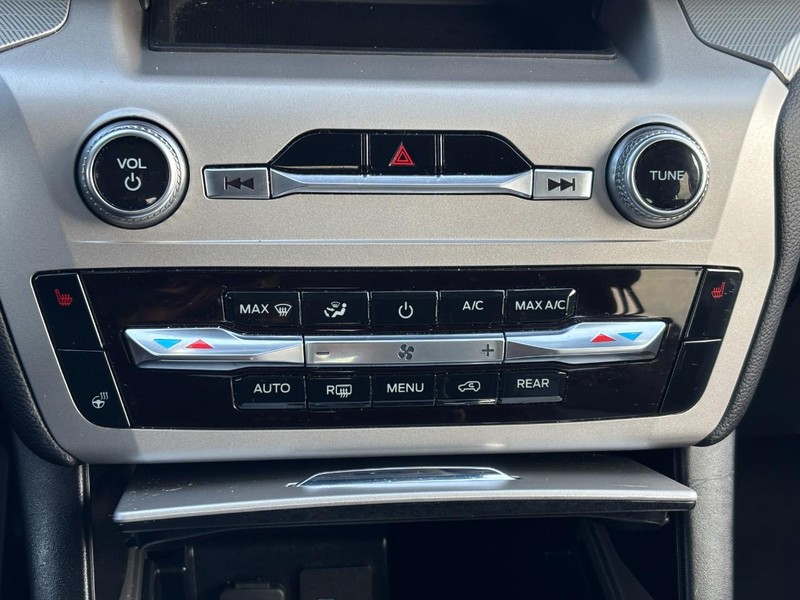 Ford Explorer Vehicle Full-screen Gallery Image 26