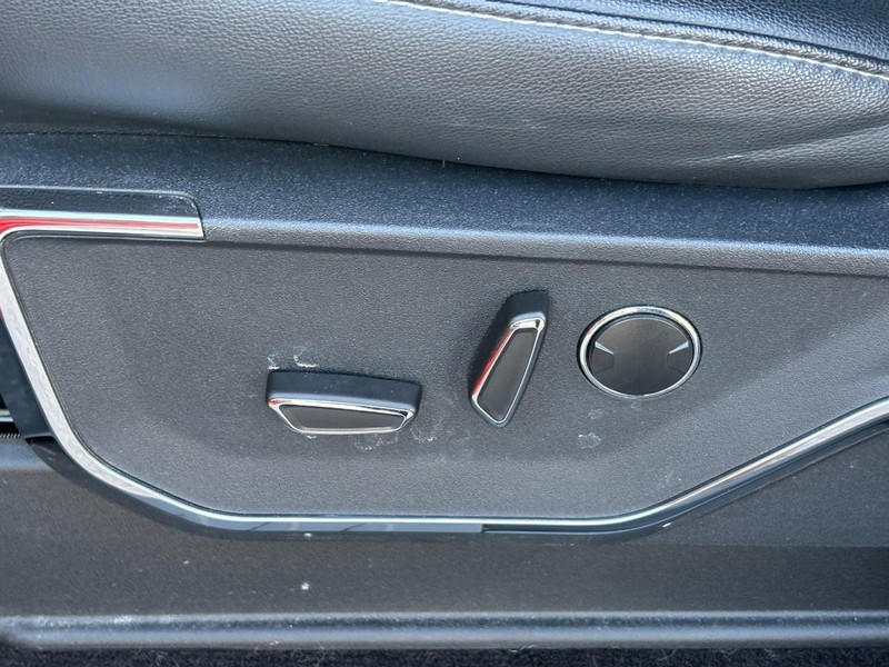 Ford F-150 Vehicle Full-screen Gallery Image 16