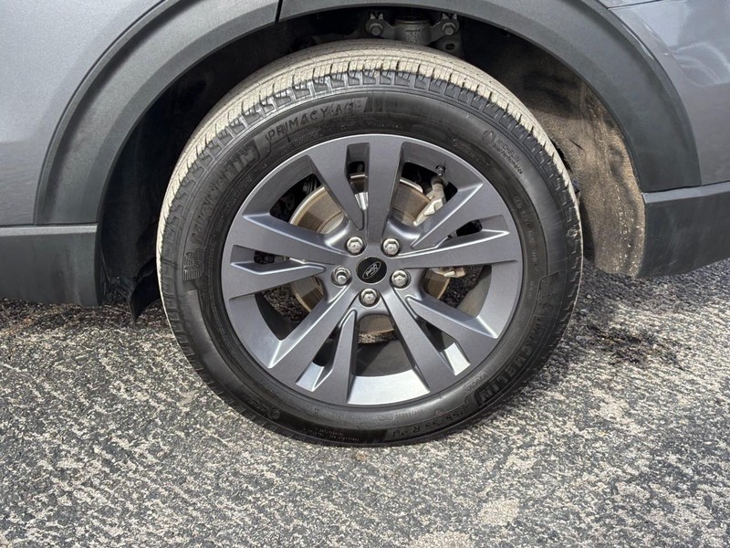 Ford Explorer Vehicle Full-screen Gallery Image 11