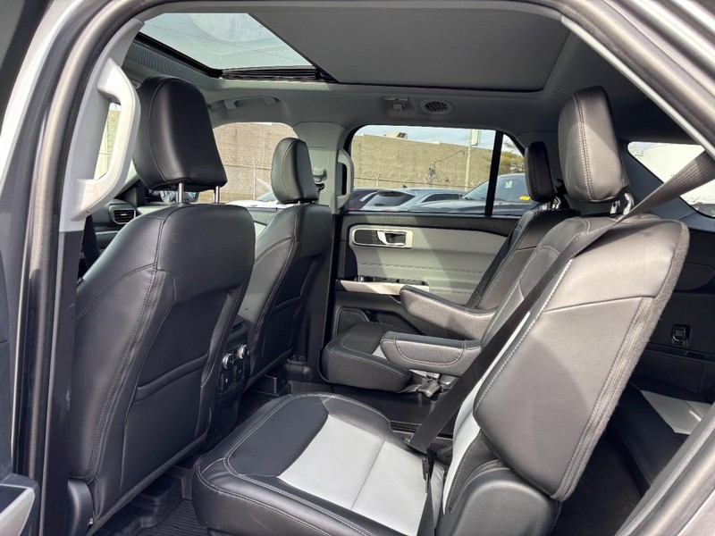 Ford Explorer Vehicle Full-screen Gallery Image 13