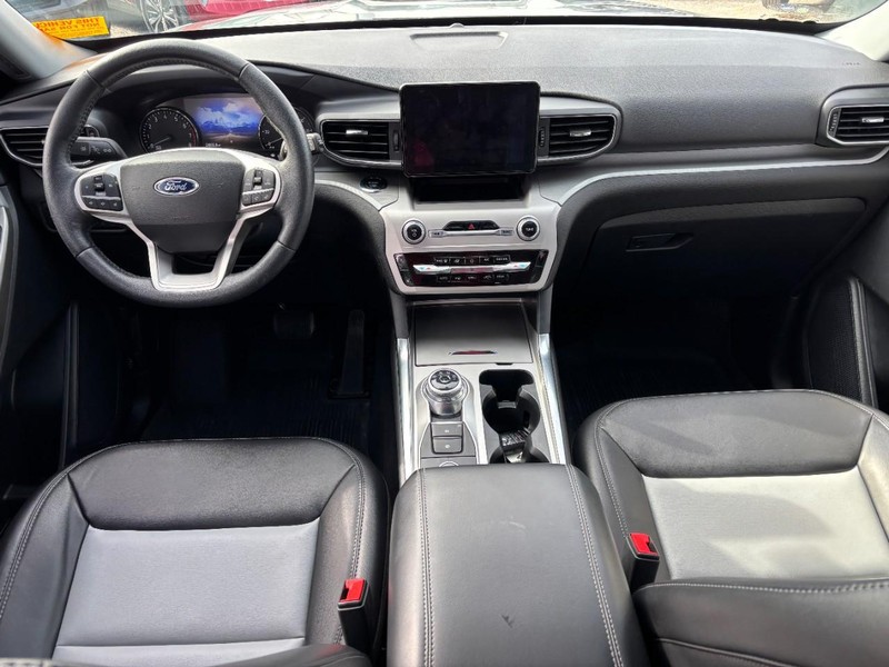 Ford Explorer Vehicle Full-screen Gallery Image 14