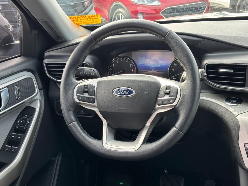 Ford Explorer Vehicle Full-screen Gallery Image 15