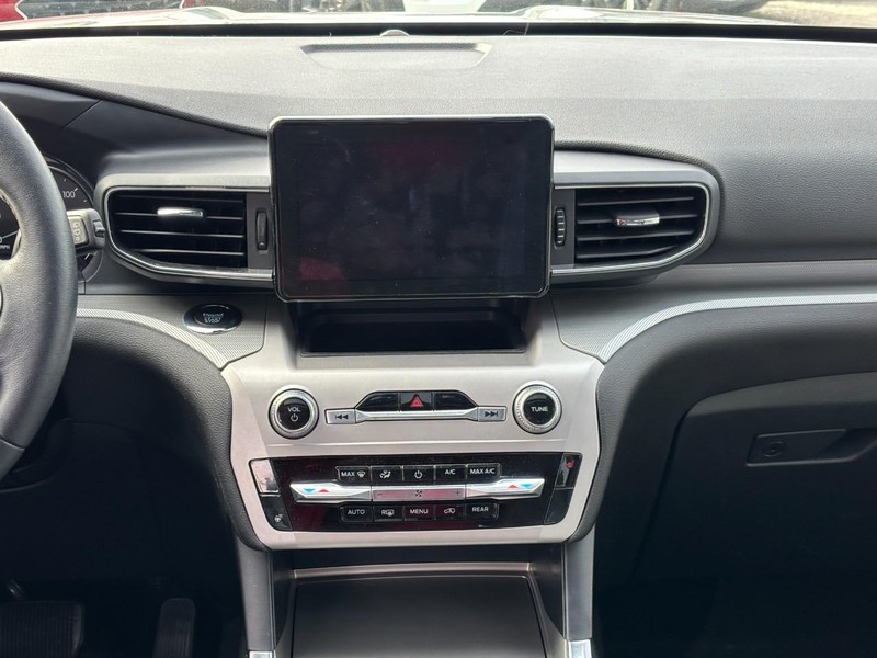 Ford Explorer Vehicle Full-screen Gallery Image 16