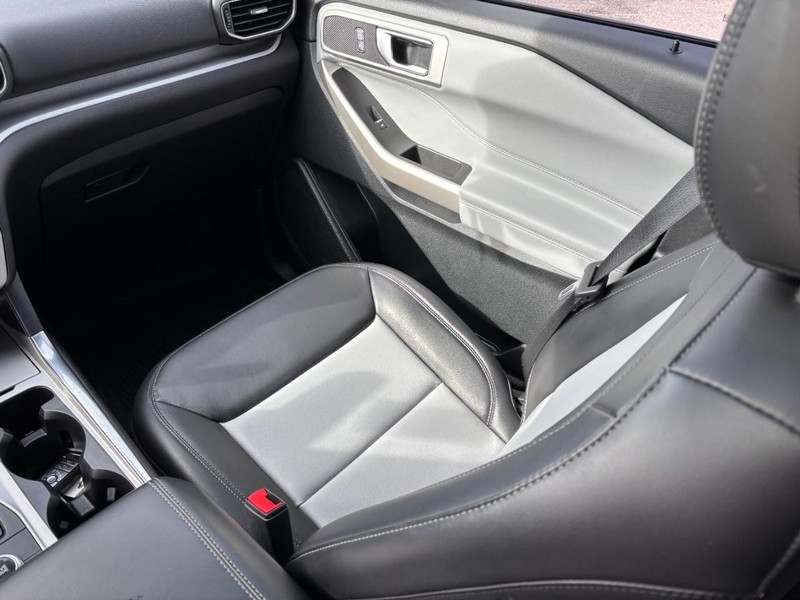 Ford Explorer Vehicle Full-screen Gallery Image 17