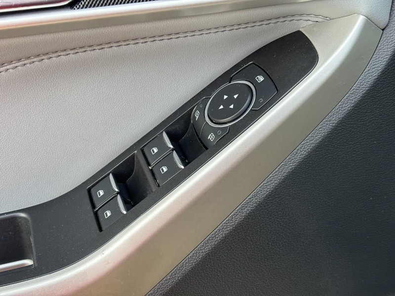 Ford Explorer Vehicle Full-screen Gallery Image 19