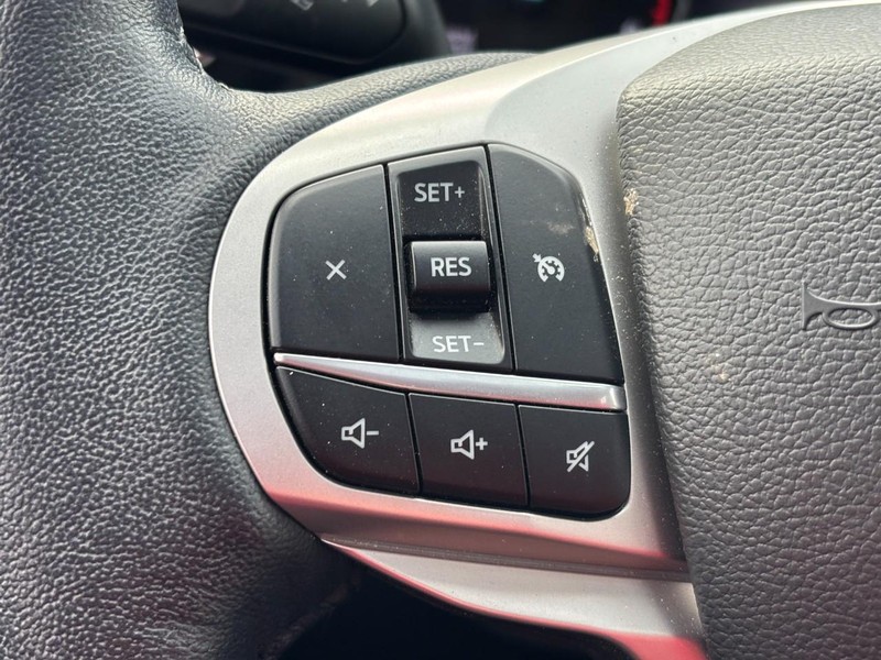 Ford Explorer Vehicle Full-screen Gallery Image 21