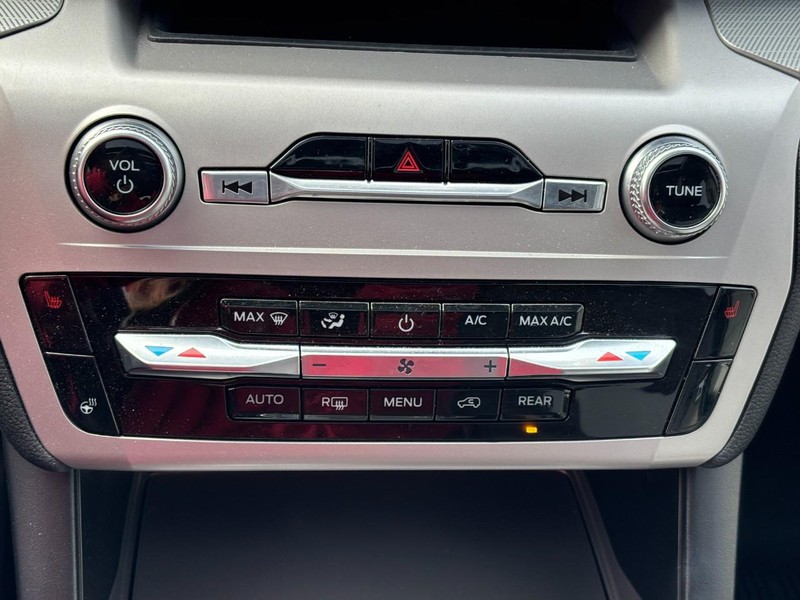 Ford Explorer Vehicle Full-screen Gallery Image 27