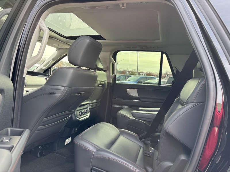 Ford Expedition Vehicle Full-screen Gallery Image 13