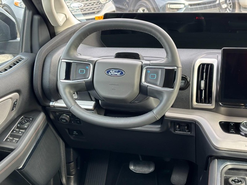 Ford Expedition Vehicle Full-screen Gallery Image 15