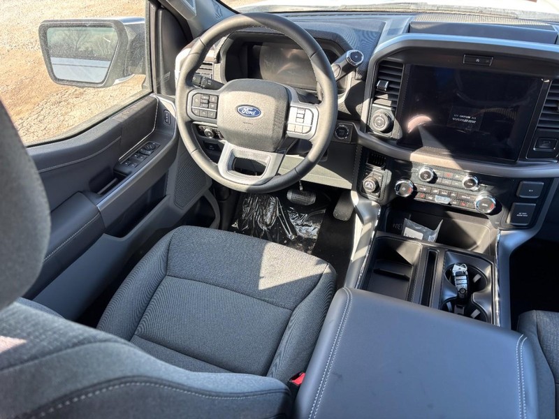 Ford F-150 Vehicle Full-screen Gallery Image 13