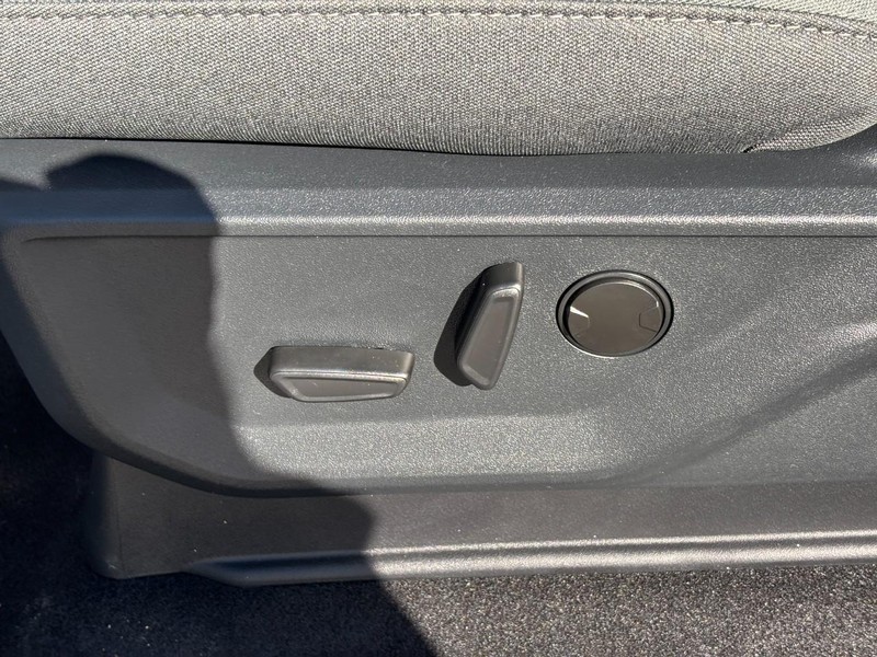 Ford F-150 Vehicle Full-screen Gallery Image 16