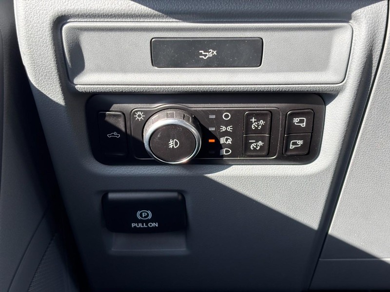 Ford F-150 Vehicle Full-screen Gallery Image 18