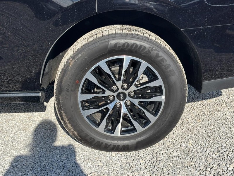 Ford Expedition Vehicle Full-screen Gallery Image 11