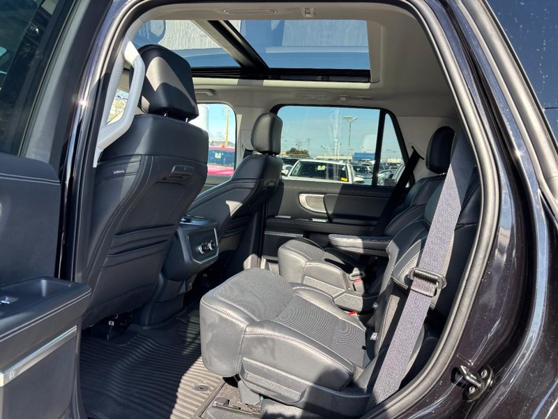 Ford Expedition Vehicle Full-screen Gallery Image 13