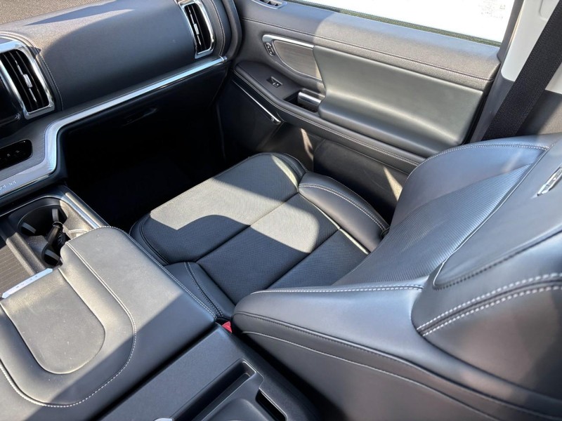 Ford Expedition Vehicle Full-screen Gallery Image 16