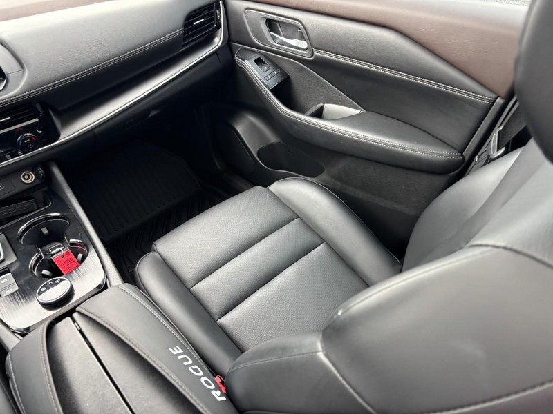 Nissan Rogue Vehicle Image 15