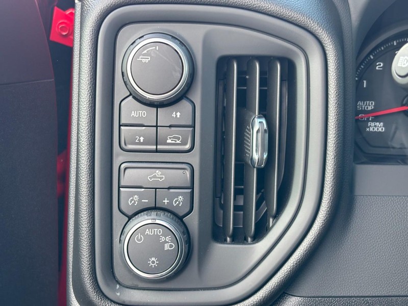 Chevrolet Silverado 1500 Vehicle Full-screen Gallery Image 16