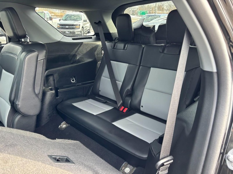 Ford Explorer Vehicle Full-screen Gallery Image 12