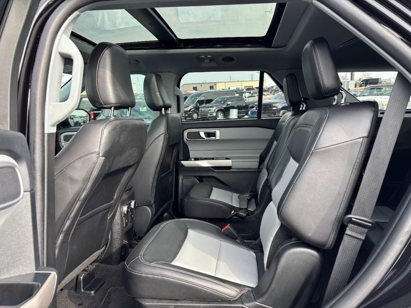 Ford Explorer Vehicle Full-screen Gallery Image 13