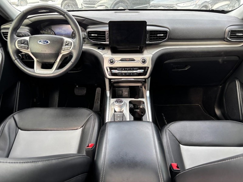 Ford Explorer Vehicle Full-screen Gallery Image 15