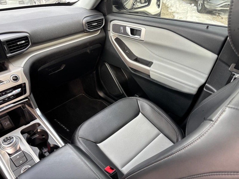 Ford Explorer Vehicle Full-screen Gallery Image 16