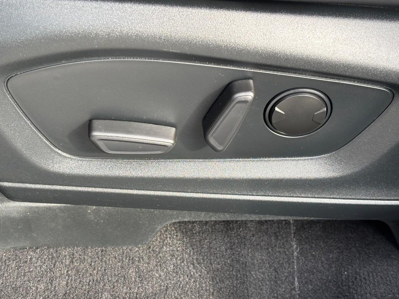 Ford Explorer Vehicle Full-screen Gallery Image 17