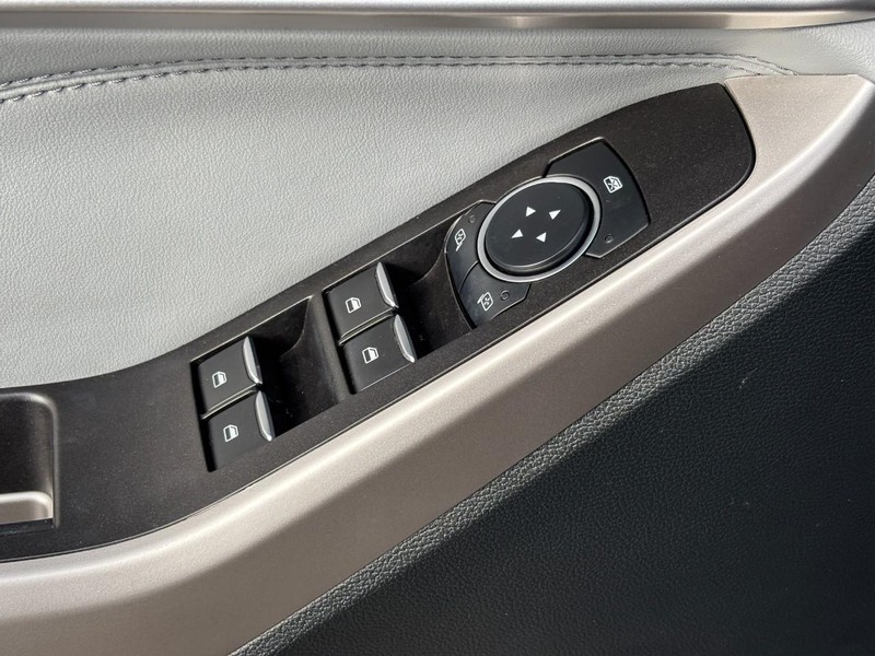 Ford Explorer Vehicle Full-screen Gallery Image 18