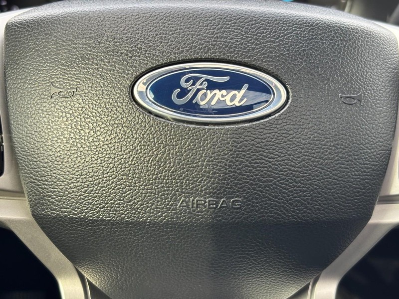 Ford Explorer Vehicle Full-screen Gallery Image 21