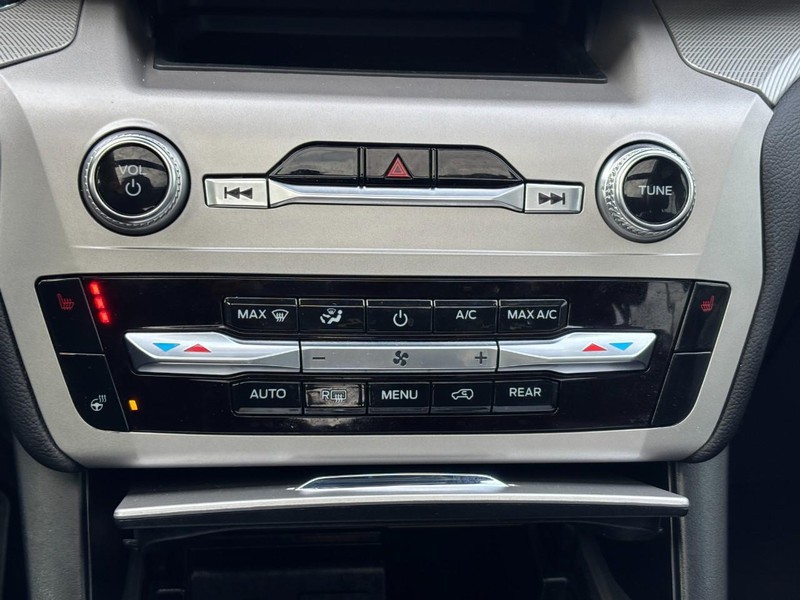 Ford Explorer Vehicle Full-screen Gallery Image 26