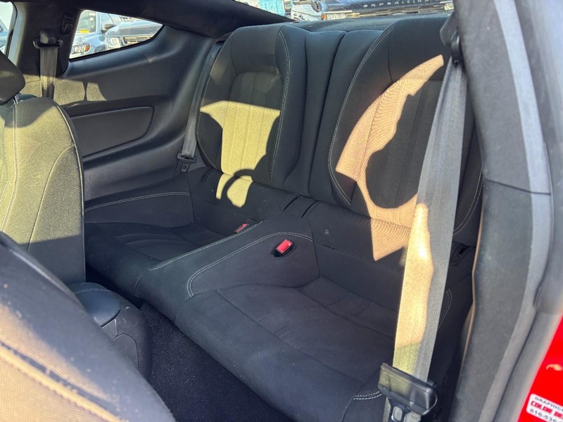 Ford Mustang Vehicle Full-screen Gallery Image 12