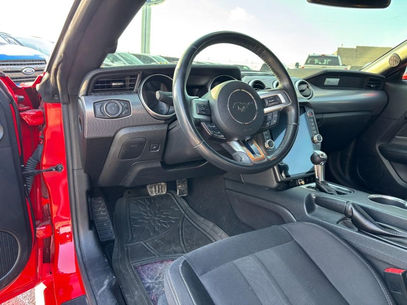 Ford Mustang Vehicle Full-screen Gallery Image 14