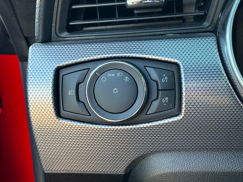 Ford Mustang Vehicle Full-screen Gallery Image 17